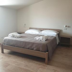 a bedroom with a bed with two towels on it at PANORAMIK in Acri
