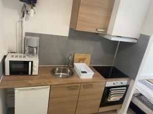 Kuchyň nebo kuchyňský kout v ubytování Hôtel Particulier Morez