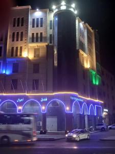 - un bâtiment avec des lumières bleues et vertes dans l'établissement فندق اجيال المدينة 1-Ajyal Al Madina Hotel 1, à Médine 21 autres photos