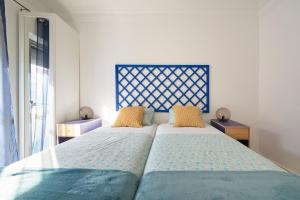 1 Schlafzimmer mit 2 Betten und einem Fenster in der Unterkunft Bright and quiet apartment in Amadora