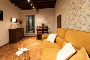 - un salon avec un canapé et une table dans l'établissement Theatrum Domus Pompei, à Rome