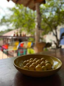 un bol d'olives assis sur une table dans l'établissement Tree of Life - Hostel, à Barichara