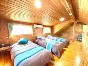Een bed of bedden in een kamer bij on a journey 千葉 九十九里