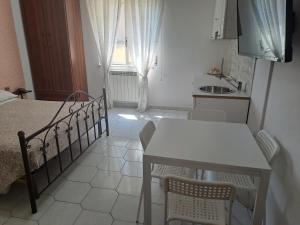 una cucina con tavolo e sedie in una stanza di B&B SAN MARCO a San Marco Evangelista