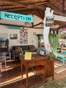 - un salon avec une table et un canapé dans l'établissement Tree of Life - Hostel, à Barichara
