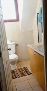 Baño pequeño con aseo y lavamanos en Casa en Pingueral, en Dichato