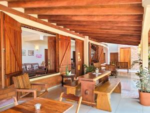 博尼圖的住宿－加利亞阿特斯旅館，庭院配有木桌、椅子和桌子