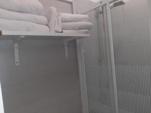 un mucchio di asciugamani su una mensola in bagno di B&B SAN MARCO a San Marco Evangelista