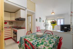 a kitchen and dining room with a table and chairs at Casa nei luoghi di Montalbano in Santa Croce Camerina