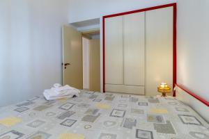 a bedroom with a bed and a door with a lamp at Casa nei luoghi di Montalbano in Santa Croce Camerina