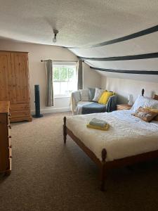 ein Wohnzimmer mit einem Bett und einem Sofa in der Unterkunft Number 2 at The Red Lion in Huntley
