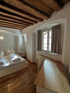 ein Schlafzimmer mit einem weißen Bett und einem Fenster in der Unterkunft City Center Golden Roof in Innsbruck