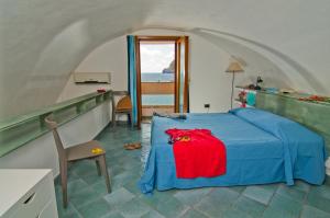 A bed or beds in a room at Appartamenti Le Pleiadi - Sant'Angelo D'Ischia