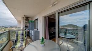a balcony with a table and a view of the city at Apartamento de 1 dormitorio La Cala Villa Joyosa in Villajoyosa