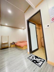 Habitación con cama y puerta con ventana en Homestay Hoa ban en Mộc Châu