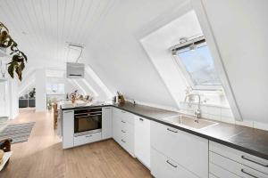 Kuchyň nebo kuchyňský kout v ubytování Holiday Apartment With Ocean Views