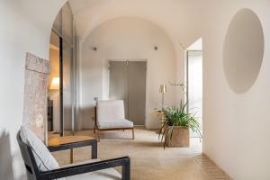 里斯本的住宿－維萊德帕拉西奧聖卡塔琳娜州酒店，客厅配有椅子和桌子