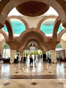 un hall avec des personnes se promenant dans un bâtiment dans l'établissement Departamento Frente a la Playa, Velas Vallarta, à Puerto Vallarta