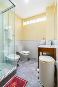 Espacio c/ Patio privado, lavadora y TV Premium في بوينس آيرس: حمام مع مرحاض ومغسلة ودش