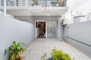 Espacio c/ Patio privado, lavadora y TV Premium في بوينس آيرس: ممشى يؤدي لباب على مبنى