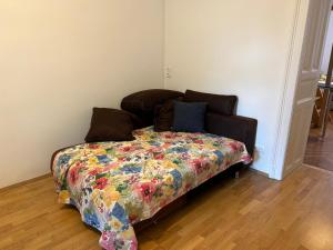 a bed with a colorful comforter in a room at Urban Apartment, Internet, Veranda, Zentrum in Graz