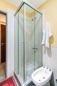 Espacio c/ Patio privado, lavadora y TV Premium في بوينس آيرس: حمام مع دش زجاجي ومغسلة