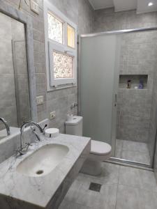 y baño con lavabo, aseo y ducha. en شقه فندقية رائعة في مركز مدينة الإسكندرية, en Alejandría