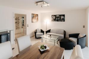 a living room with a table and chairs at Neue Technologie Systemlösungen GmbH in Osterode