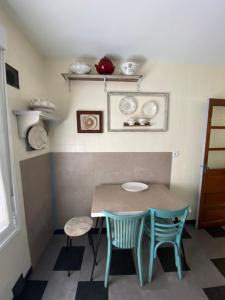 Habitación pequeña con mesa y 2 sillas en Xixon Centro, en Gijón