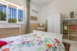 Un dormitorio con una cama con una colcha floral. en Casa di Margherita by BarbarHouse, en San Pietro in Bevagna 30 fotos más