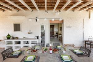 Un comedor con mesa y sillas en Casa di Margherita by BarbarHouse, en San Pietro in Bevagna