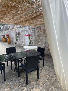 - une salle à manger avec une table et des chaises dans l'établissement Trullo Ronzicchio, à Cisternino