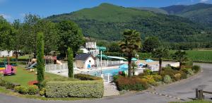 een luchtzicht op een resort met een zwembad bij Camping La Châtaigneraie in Agos-Vidalos
