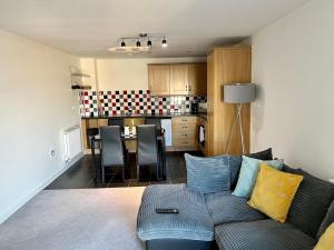 a living room with a couch and a kitchen at Pass the Keys Central Watford Apartment Sleeps 5 with Parking in Watford