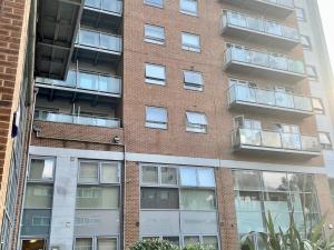 een appartementencomplex met ramen aan de zijkant bij Pass the Keys Central Watford Apartment Sleeps 5 with Parking in Watford