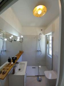 Een badkamer bij Appartamento in centro Portovere