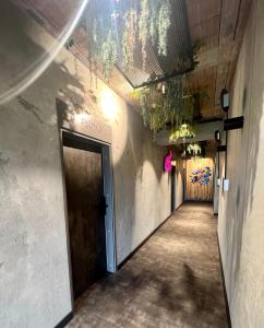 korytarz z drzwiami do budynku w obiekcie Global Home - Aparthotel - No Contact Check In w Mielcu