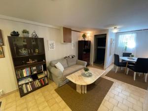 un salon avec un canapé et une table dans l'établissement Källarlägenhet Centrumvägen Gusum, à Gusum