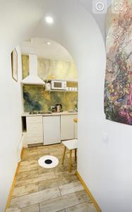 een keuken met witte kasten en een tafel bij ArLange in Ventspils