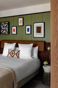 Un pat sau paturi într-o cameră la Hotel Norman Paris