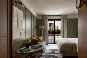 Norman Paris Hôtel & Spa客房内的一张或多张床位