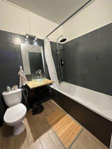 uma casa de banho com um WC, um lavatório e uma banheira em Guest Room avec SDB privée près de Paris, Roissy CDG et du village Olympique em Persan