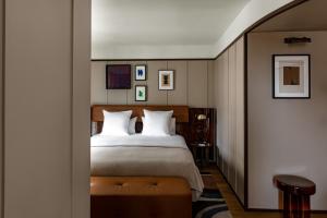 Norman Paris Hôtel & Spa客房内的一张或多张床位
