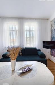 een woonkamer met een bank en een tafel bij ArLange in Ventspils