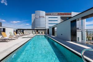 uma piscina no telhado de um edifício em Alexandre Fira Congress em Hospitalet de Llobregat