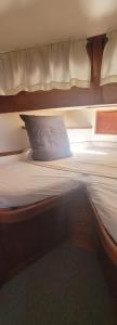 Łóżko lub łóżka w pokoju w obiekcie Nuit insolite vedette "Pearce" Arles