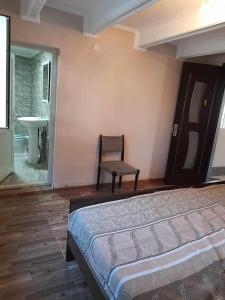 - une chambre avec un lit, une chaise et un lavabo dans l'établissement Zhanas home anaklia, à Anaklia