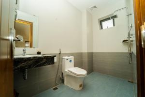a bathroom with a toilet and a sink at Sonne Hotel Quang Binh in Ðộng Hỏi