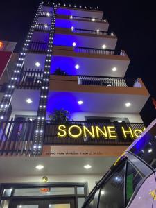 Ðộng Hỏi的住宿－Sonne Hotel Quang Binh，一座建筑,上面标有标牌,上面写着一些酒店