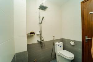 La salle de bains est pourvue d'une douche et de toilettes. dans l'établissement Sonne Hotel Quang Binh, à Ðộng Hỏi